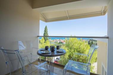 Koukounaria Hotel & Suites