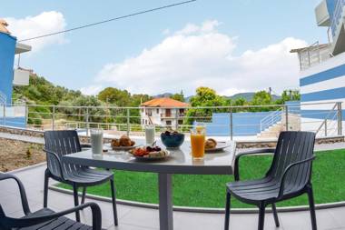 Alexa's & Elli's Studios Swimming Pool