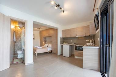 Alexa's & Elli's Studios Swimming Pool