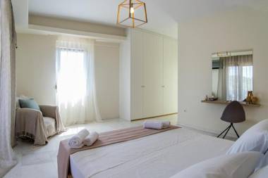 Infinity Villa with Pool 1 km to Sea Amenities & Shaded BBQ!