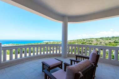 Infinity Villa with Pool 1 km to Sea Amenities & Shaded BBQ!