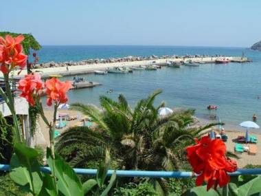 Captain's House Hotel Suites & Apartments