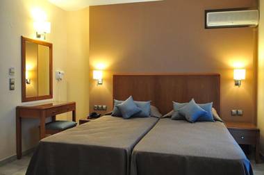 Sandy's Studios Apartments & Log Villas