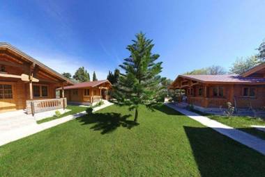 Sandy's Studios Apartments & Log Villas