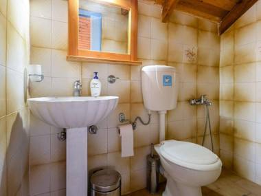 Aesthetic Holiday Home in Palaiochora near Seabeach