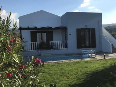 Cozy Villa with Pool and Parasol in Kirianna