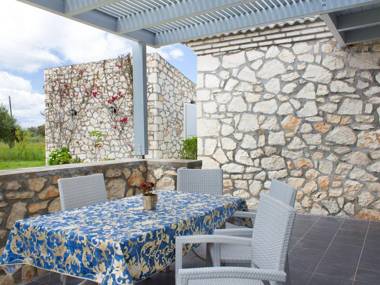 Welcoming Villa near Sea in Agrilia