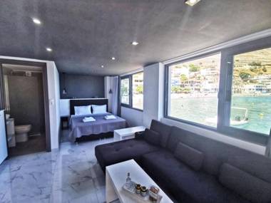 Sunrise Luxury Seaside Apartment