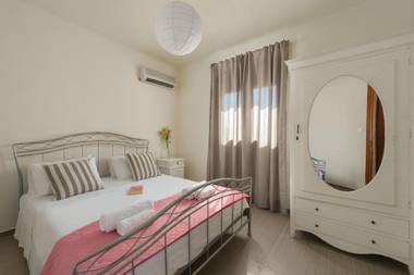 Gennadi Serenity House- beachfront villa with pool