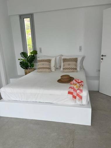 5 Bedroom Villa with Private Pool Saronida Athens Riviera