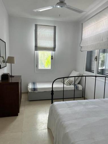 5 Bedroom Villa with Private Pool Saronida Athens Riviera