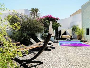 Unique villa stones throw cosy village Megalochori tranquillity and space.