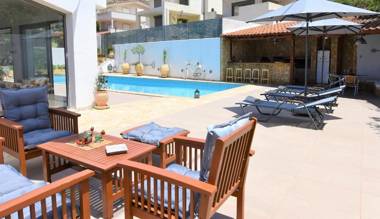 Villa PALAZZO DEL MARE with pool near the sea.