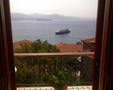 The Schoolmistress With The Golden Eyes studios & rooms