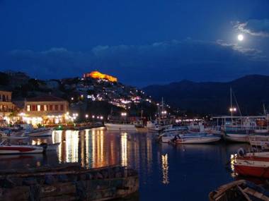 The Schoolmistress With The Golden Eyes studios & rooms