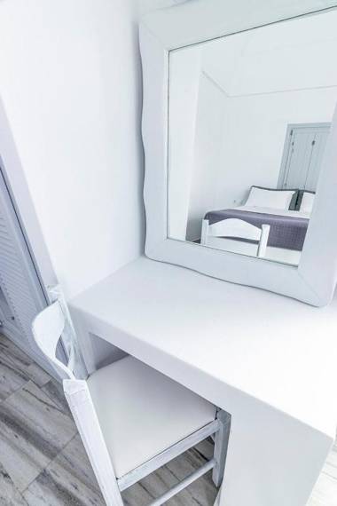 Phaos Santorini Suites