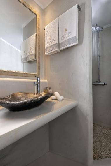 Aqua Luxury Suites Santorini