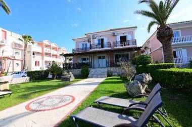 Nadia's Studios & Apartments