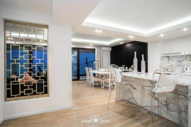 Pineapple Seaside Suite