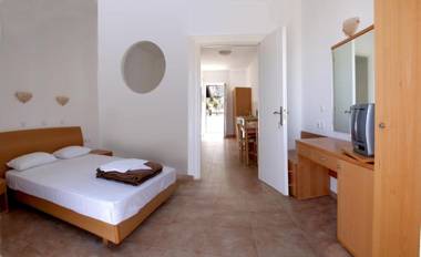 Lambis Studios & Apartments