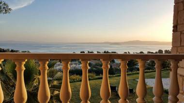 Bungalow White Tennis Apartments & Suites