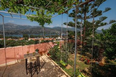 Elisso apartment with seaview garden