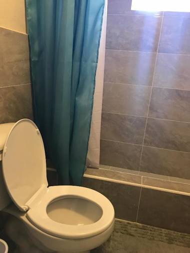 1 BEDROOM / 1 BATH . PRIVATE APT. FREE WIFI INTERENT & PARKING