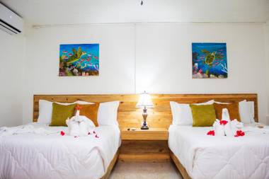 Roatan Yacht Club and Dive Center