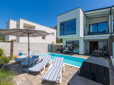 Modern Holiday Home in Grižane with Swimming Pool