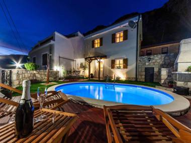 Gorgeous holiday home with pool and terrace  !