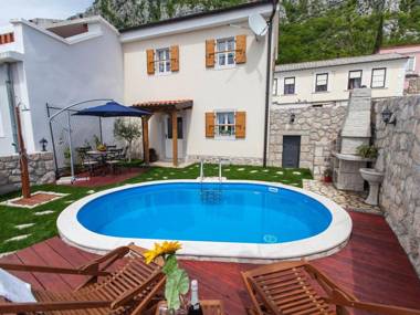 Gorgeous holiday home with pool and terrace !