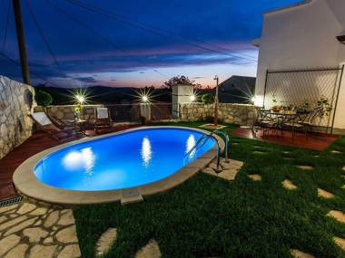 Gorgeous holiday home with pool and terrace !