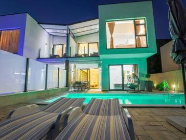 Modern holiday home with private swimming pool !