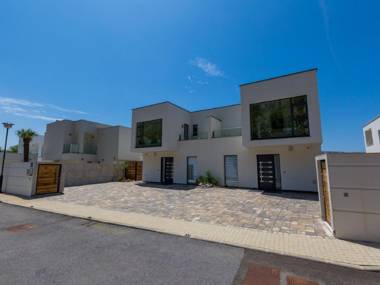 Modern holiday home with private swimming pool !