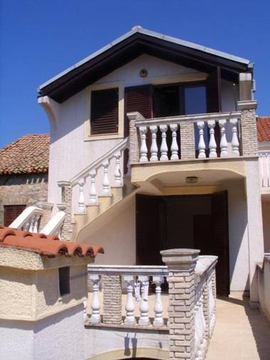 2 bedrooms appartement at Zlarin 200 m away from the beach with enclosed garden and wifi