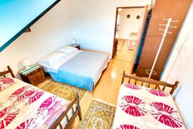 One bedroom appartement at Zlarin 200 m away from the beach with sea view enclosed garden and wifi