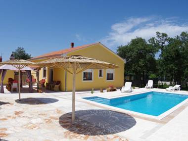 Detached house at country side fenced privat garden. Ideal for 2 fam. Free WiFi