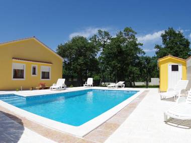 Detached house at country side fenced privat garden. Ideal for 2 fam. Free WiFi