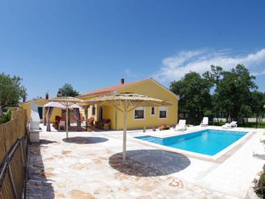 Detached house at country side fenced privat garden. Ideal for 2 fam. Free WiFi