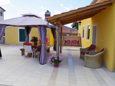 Detached house at country side fenced privat garden. Ideal for 2 fam. Free WiFi