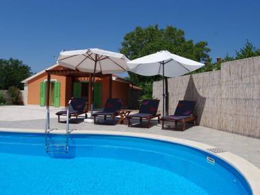 Characteristic house near Vodnjan with private pool and spacious garden.