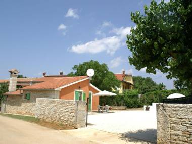 Characteristic house near Vodnjan with private pool and spacious garden.