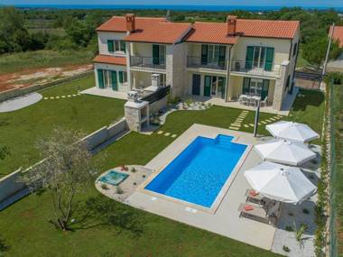 Holiday House with private pool in a quiet location with garden and grill