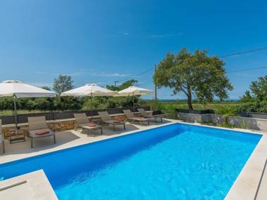 Holiday House with private pool in a quiet location with garden and grill