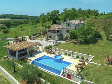 Unique Villa for up to 8 persons with pool jacuzzi and beautiful garden   