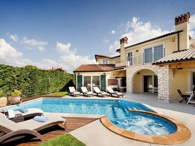 Luxury villa for up to 6 persons with pool BBQ wine cellar and billiard
