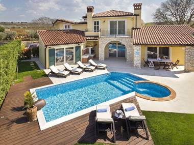 Luxury villa for up to 6 persons with pool BBQ wine cellar and billiard