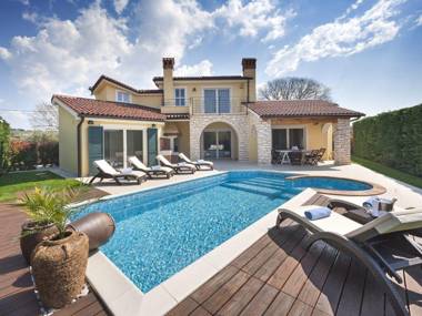 Luxury villa for up to 6 persons with pool BBQ wine cellar and billiard