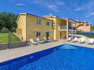 House with private pool for 10 people surrounded by vineyard in a quiet location