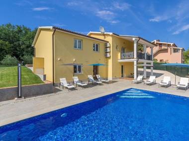 House with private pool for 10 people surrounded by vineyard in a quiet location